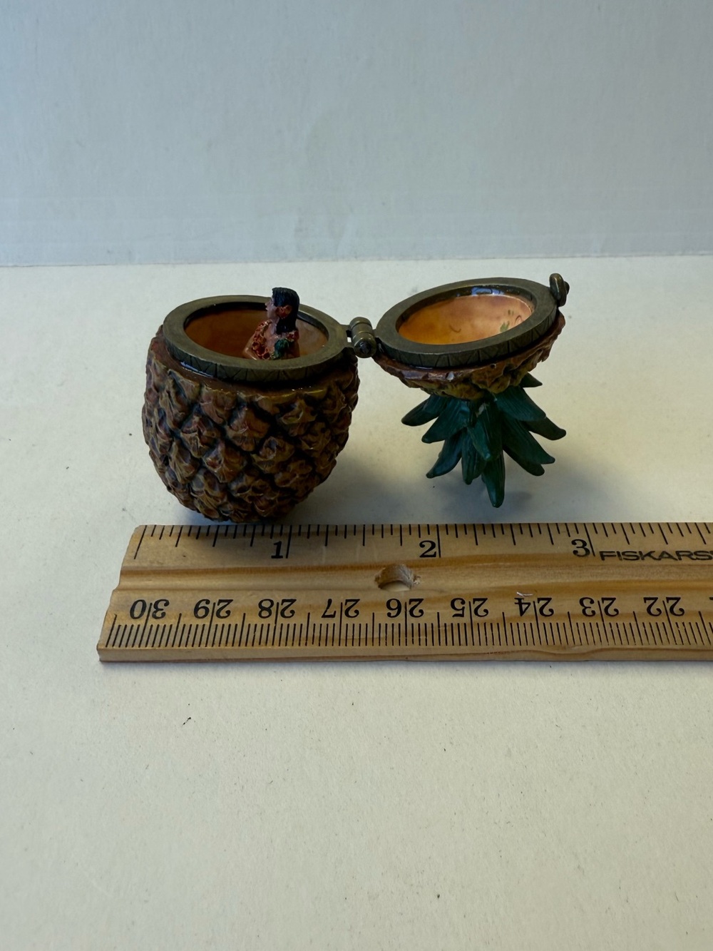 Vintage 2005 Resin Pineapple Trinket Box with Hula Dancer Inside. - Picture 11 of 12